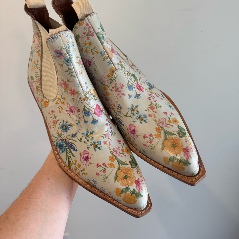 Free People Beau Western Chelsea Boot in Ivory Floral Leather Size 39.5 NWOT - Picture 3 of 10